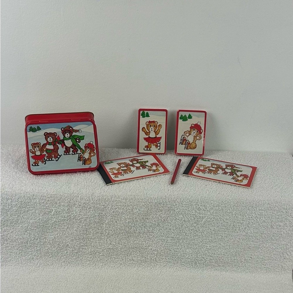 VTG - '1986 Christmas Around The World' Teddy Cards, Tin Box 2 Decks Score Pads
